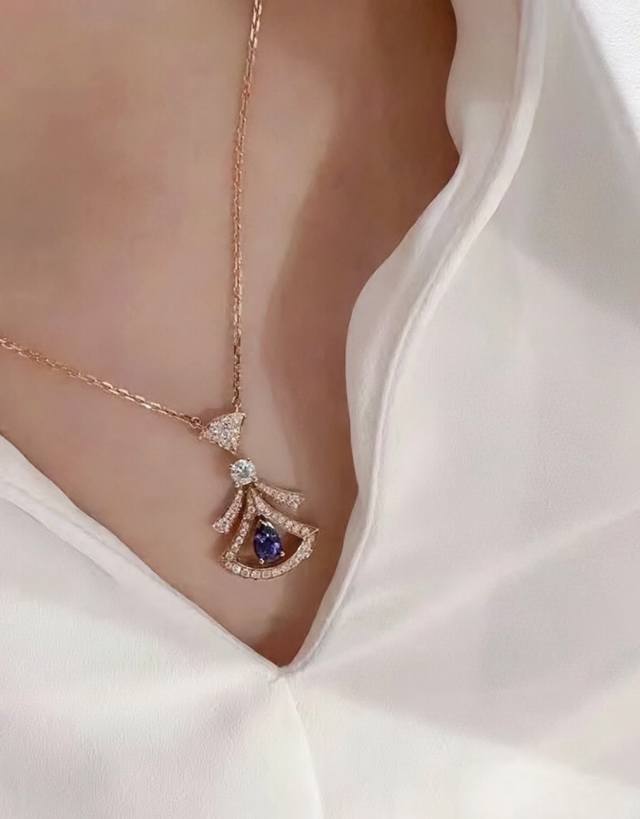 V金镀咪金 5240210 宝格丽中间钻蓝扇形裙子项链，嵌禳一颗中央明亮式蓝锆石和明亮式切割，以及钻石，饰以密禳钻石，十足的女性魅力 礼赞意大利式的极致优雅 高
