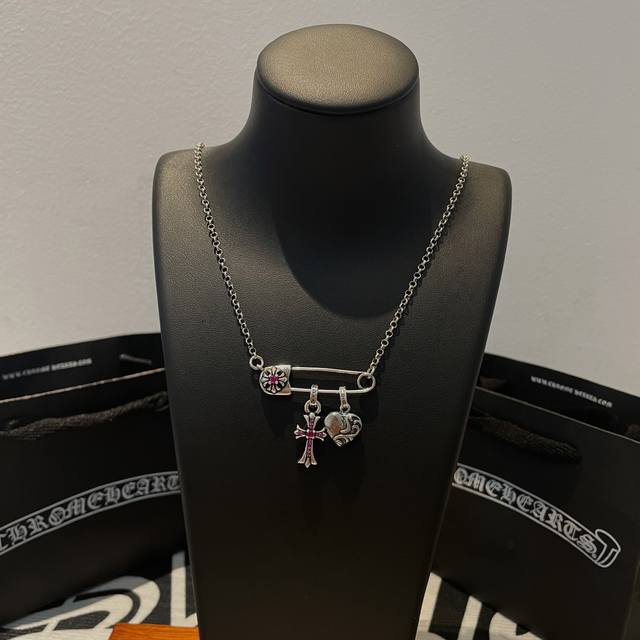 新款 专柜品质 Chrome Hearts克罗心经典十回形针十字架爱心项链 凹凸造型不同的花纹设计风格 呈现出与众不同 十字架 童军花是克罗心的志 所以更经久不
