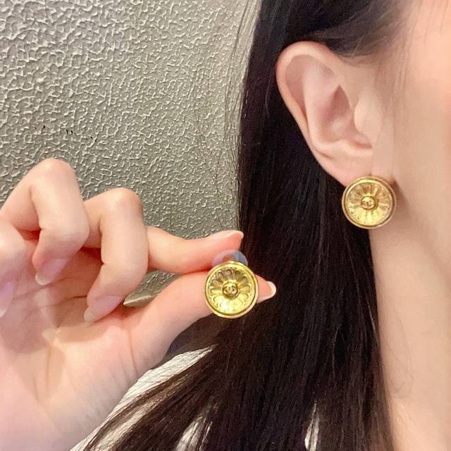香奈儿圆形复古双c耳钉