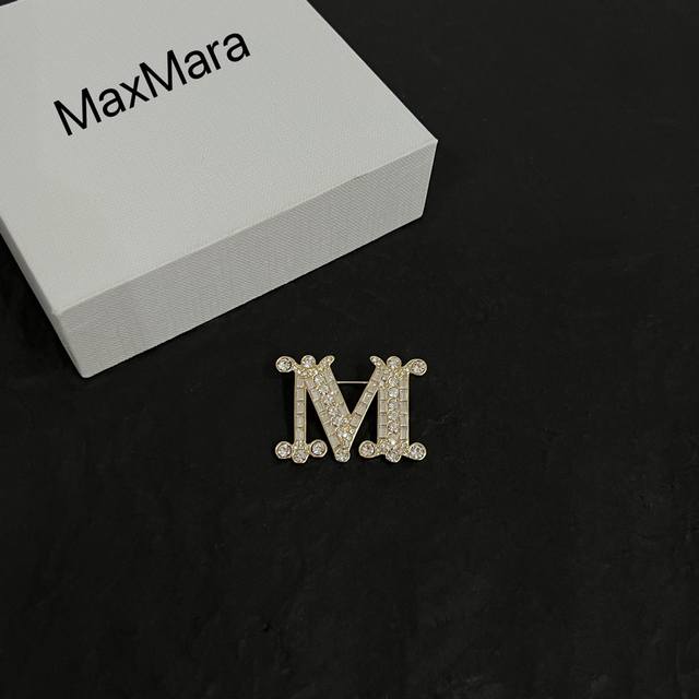 Maxmara 意大利品牌 M字母 胸针 高端定制 简单大方耳钉 华丽登场，很难见到如此熟悉 素雅的胸针，非常适合日常搭配，宝宝们，这个绝对值得入