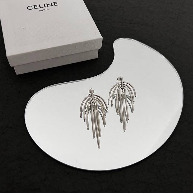 Celine 赛琳 流苏 耳钉 一直是简约时尚界的标杆大胆的设计 百看不厌搭配起来更fashion