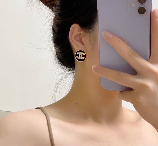 新款 Chanel香奈儿 杏色、黑色镶珍珠耳钉 市面最高版本！香奈儿耳钉女神必备 超级显脸瘦 有个性时尚 日常必备 淑女气质 高贵名媛气质 简约大气百搭款耳环9