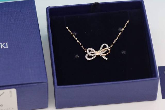 施华洛世奇 Swarovski 短款 双色立体蝴蝶结项链 蝴蝶结的优美设计，玫瑰金和白金色两色组成的蝴蝶结如两条丝带扭结在一起、象征着永恒不变的爱。