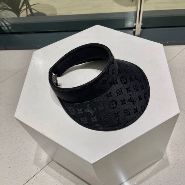 Lv路易威登新款空顶发箍帽，版型超好，越看越爱，上头效果更好！
