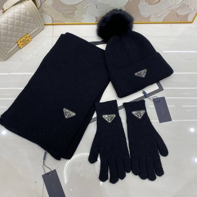 跑量 Prada～倒三角针织围巾三套装 围巾帽套装，大气高颜值，手感无比舒适