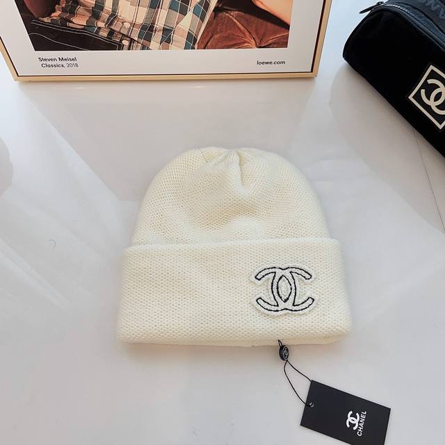 特 Chanel 22双c刺绣针织冷帽 刚出炉的新品，正热 双层针织，软糯安哥拉北极绒面料 质感超在线，收藏级别，香粉必入