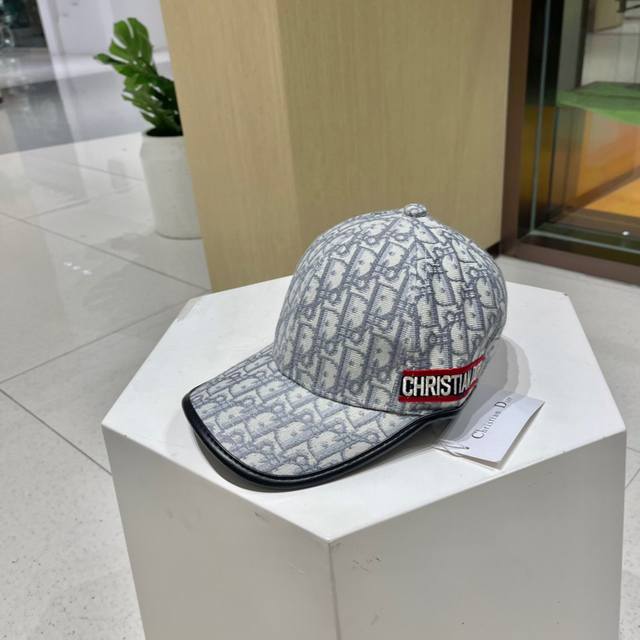 Dior迪奥棒球帽美美哒简约大气时尚大方低调奢华防晒，时尚两不误，百搭款亲，赶紧入手吧你值得拥有！可调节大小！