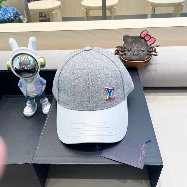 Lv路易威登经典原单棒球帽，经典老花，1:1开模订制，原版专柜pu皮革+头层牛皮包边，长年爆版，质量超棒，基础头围56，贴片可调节。