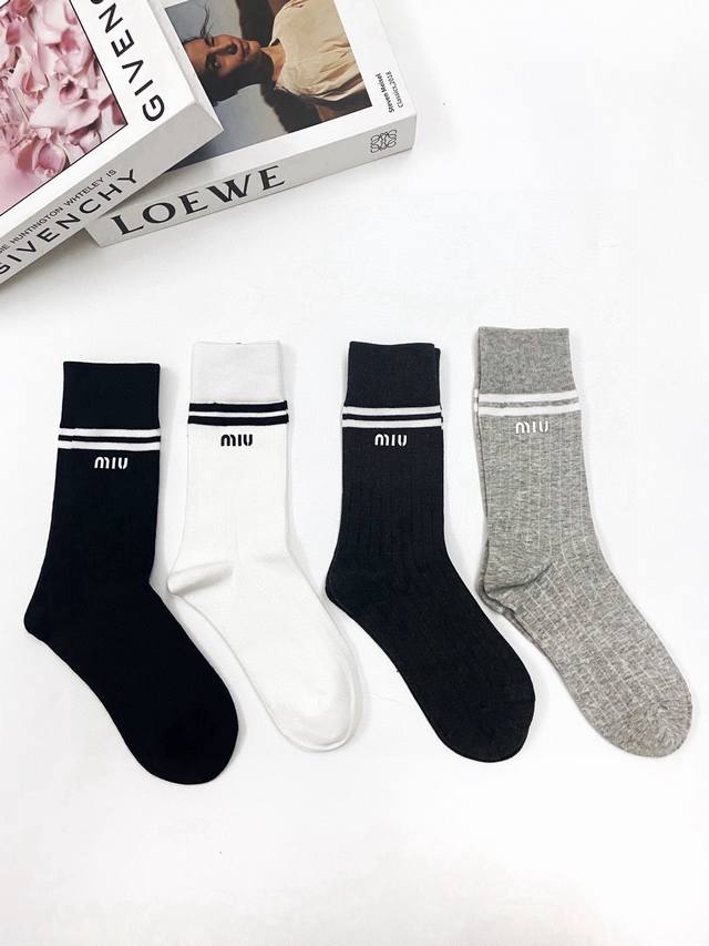 配包装 一盒4双 缪缪 Miumiu 经典字母logo 纯棉中筒袜 ，Ins超火爆短袜，纯棉面料，潮人必备 ，经典配色 个性时尚百搭款，你值得拥有哦