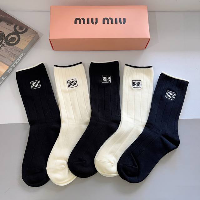 配包装 一盒5双 Miumiu 缪缪 高版本刺绣柔软长筒袜子潮人必不可少的时尚专柜代购长筒袜子 ，搭配起来超高逼格 时髦度爆表～～推荐推荐推荐～～必入时髦小单品