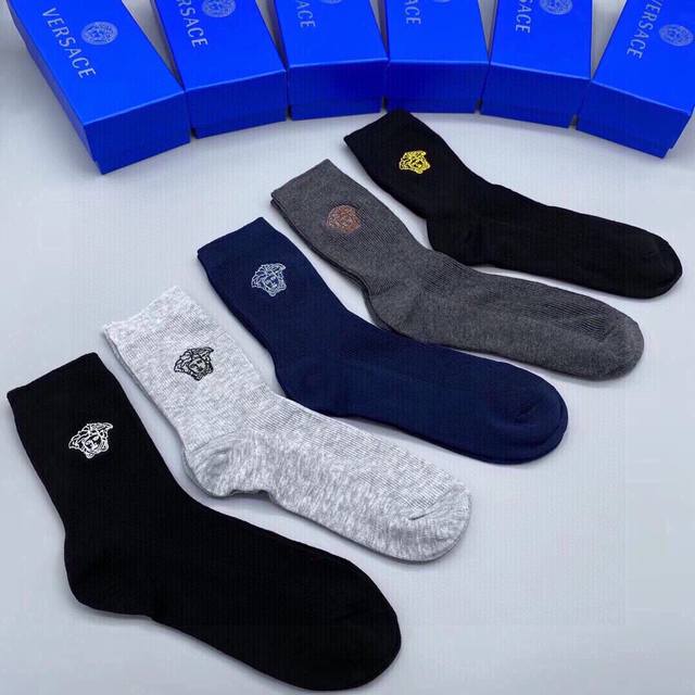 特 Versace 范思哲新品男款中筒袜子 一盒五双 专柜同步上新，纯棉材质织造，超柔软舒适，罗口刺绣美人头图案，完全彰显品牌男士的低调奢华风格，永不落幕的极简