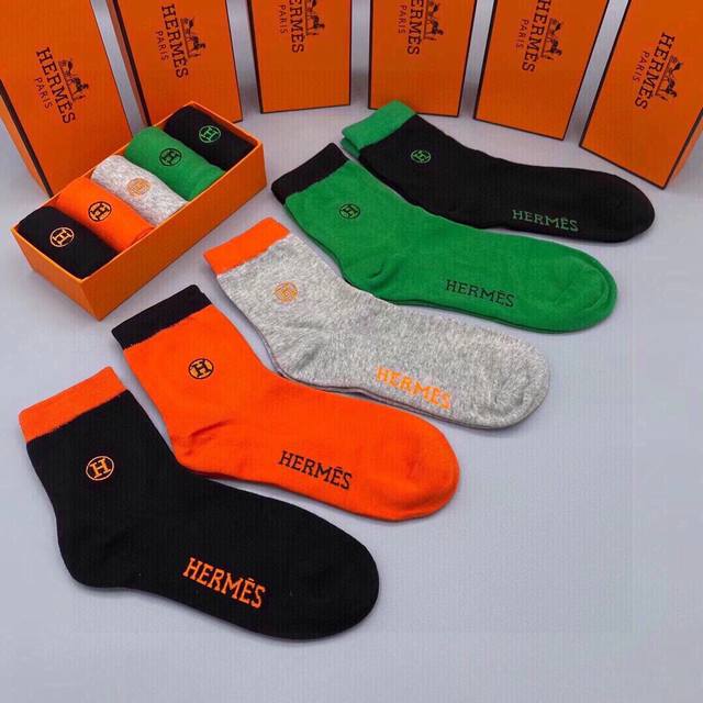 特 Hermes 爱马仕大h新品中筒袜子 配送原版盒 一盒五双 刺绣经典h标志搭配极简素色，超级吸睛，简单大气，纯棉材质，透气舒适，商务休闲首选ins超火爆小单