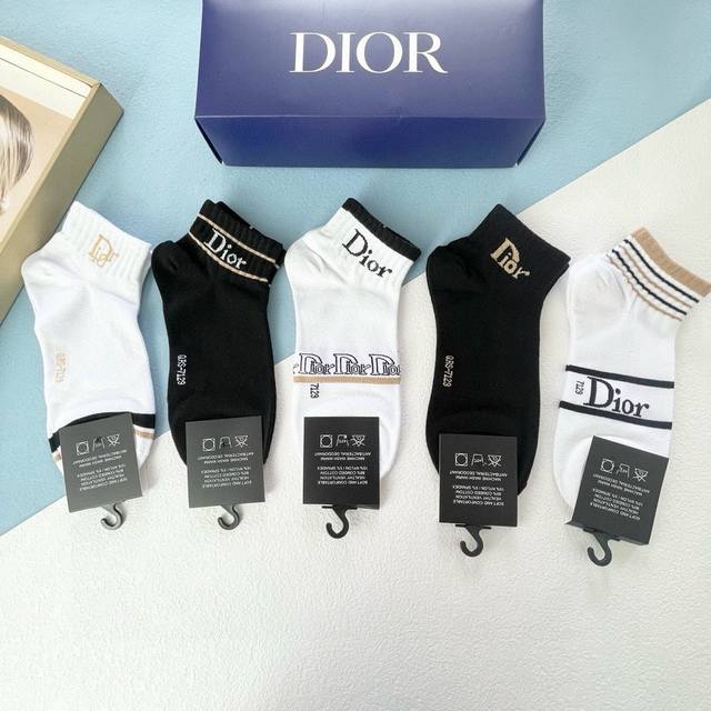配包装 一盒五双 Dior 迪奥ins超火爆小单品，Vintage 必备单品 潮人必备 爆款，复古纹身短袜经典logo字母短袜，个性时尚百搭款，你值得拥有哦