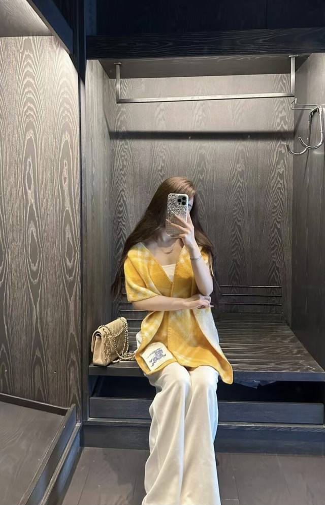 高版本！ 全智贤同款 低调的奢侈感极品柔美精英高手级别的时髦感围巾这款burberry羊绒羊毛混纺围巾，越看越爱，越看越时髦，越看越喜欢这种工艺和配色一看就知道