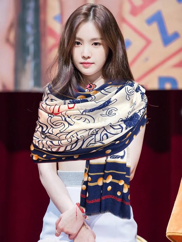 小香 Zg最新款 顶级设计太美了，真心赞实物真心美 披肩配以印花无论设计喷绘都是非常到位细节都可见整个围巾给人气场的同时又非常精致高端vip推荐绝对值得入手尺寸