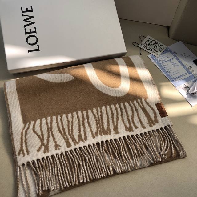 Loewe新品很幸運拿到這個品牌的東西，真的不多見，很少在國內做訂單，款式真的少的可怜羅意威作為西班牙的頂尖奢侈品牌，秉承傳統，技藝，熱誠，散髮獨特的西班牙貴族