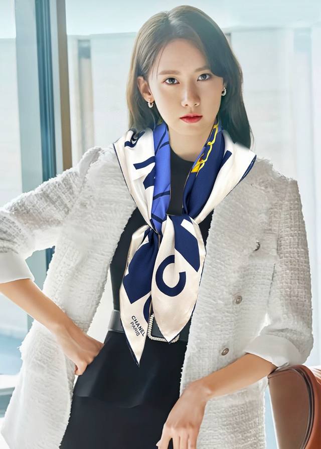 上新爆款 2024小香 人物艺术图 四季都可以用真心美的让人非常非常心动 上身效果简直美翻了 品质非常完美 整个围巾给人气场的同时又非常精致秀丽绝对值得入手的新