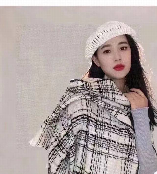 新香奈儿 Chanel 年度最美 双c编织格纹披肩 独家渠道原单货年度最新力作 顶极高端定制，意大利进口面料搭配高端香奈儿编织风 文艺 气质结合于一体 面料柔软