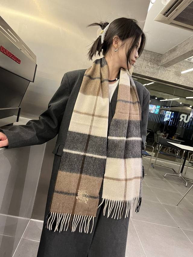 Burberry2015年巴宝莉官欧美专柜最新款怒推走量新款专柜 战马新标 重磅推荐 100%山羊绒材质非常保暖 柔软亲肤，不扎脖经典巴宝莉格纹设计男女通用情侣