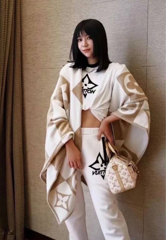 极品硬货，经典lv图案风靡了全世界，惊爆世人的 Louis Vuitton Neo Mongaram老花毛毯细节一眼就能看出，纹路细腻到爆，可以家居凹造型，汽车