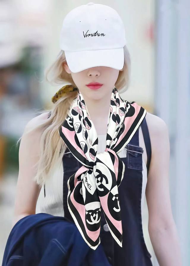 新品2024 小香 双c图案 太美了四季都可以用真心美的让人非常非常心动 上身效果简直美翻了 品质非常完美 整个围巾给人气场的同时又非常精致秀丽绝对值得入手的新