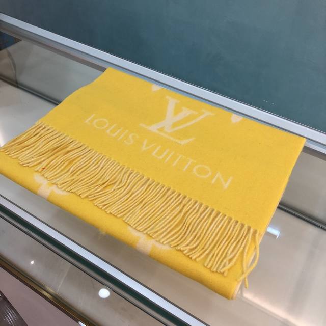驴牌 # 双面羊绒围巾 %羊绒材质 一点也不扎 可以当围巾也可以当做披肩 双面异色提花 两面完全相反的颜色及图案 设计真的非常走心 一条围巾的钱戴两条围巾 绝对