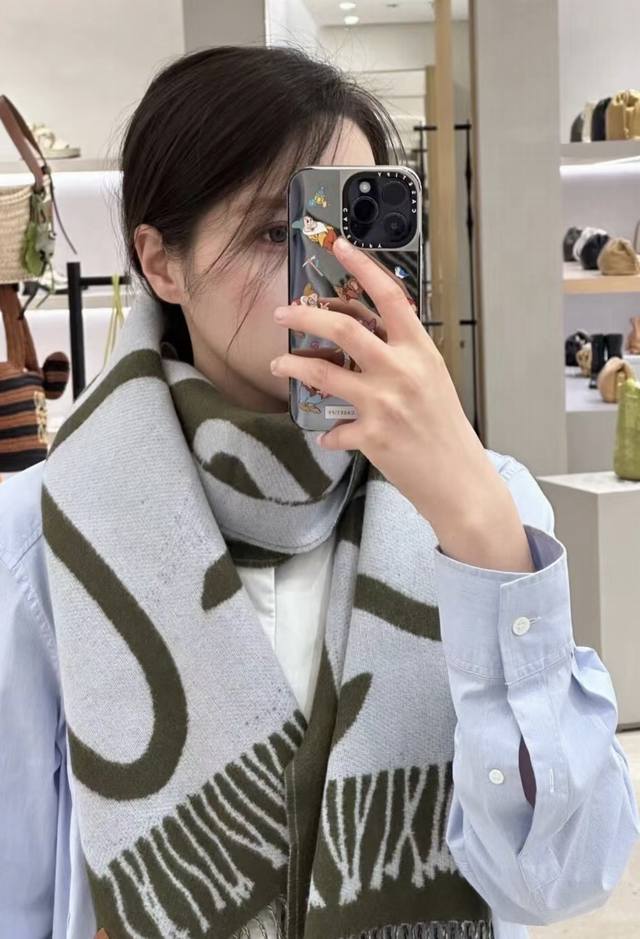 新款罗意威 新绿色 很幸運拿到這個品牌的東西，真的不多見，很少在國內做訂單，款式真的少的可怜羅意威作為西班牙的頂尖奢侈品牌，秉承傳統，技藝，熱誠，散髮獨特的西班