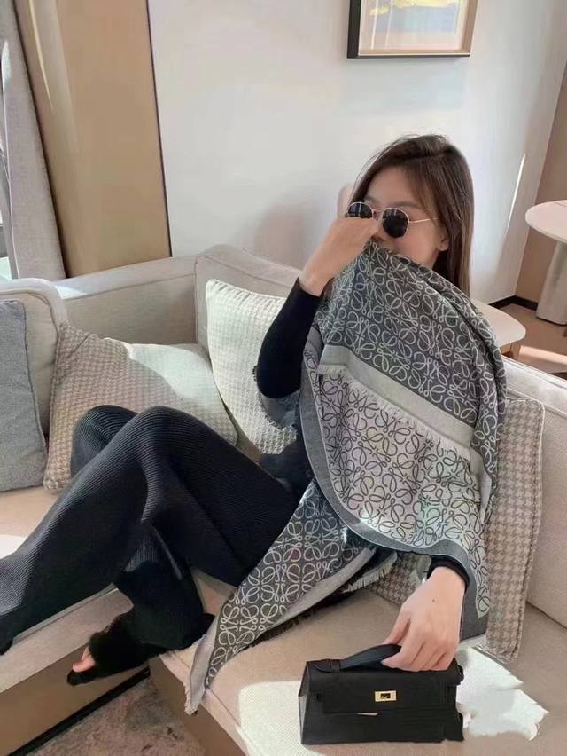 上新罗意威 经典logo标志方巾 很幸运拿到這个东西真的不多见很少在国內做订单款式真的少的可作为西班牙的顶尖秉承传统技艺散发独特的西班牙贵族气息本款橱窗定制款围