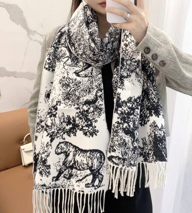 Dior 动物粉色 重磅推荐高品质cd动物印花长巾围巾披肩两用，超级惊艳的一款！百分百保真！超唯美的一款正品订单，去年外贸工厂接到的订单，直接发往美国的，咱们去