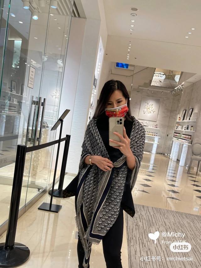 高段位！是dior的女人！经典旧花新演绎！！ 实物有被惊艳到！！Dior今年22秋冬新出的cannage提花披肩，采用轻盈的羊毛、桑蚕丝和羊绒混纺面料精心制作，