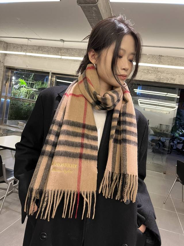 巴宝莉burberry经典羊绒格子！！2024新款刺绣好看的要疯掉了，太有型太有魅力了！！！非常品味时尚的秋冬单品！真的很喜欢，非常classical的设计，1