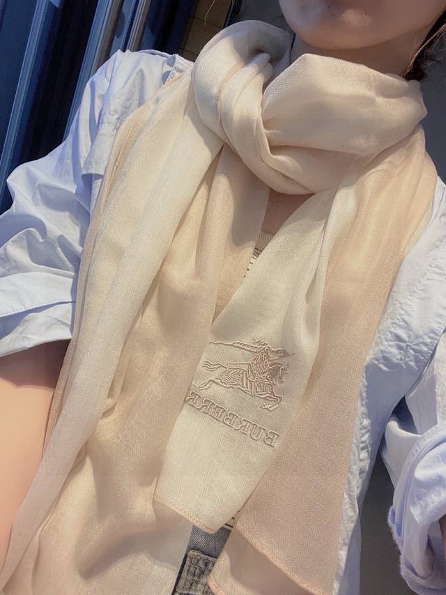 这款当之无愧的新款爆款，Lv单品，四边金属框打造极致奢华的大牌风，纯色配以两大创造师的经典logo，低调中彰显着奢华，贯穿的金属丝线，更是给人一种心动的感觉，采