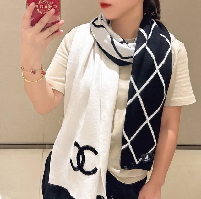 升级款来啦香奈儿专柜新款 小香刺绣披肩 美翻了[流泪]御用殿堂级极品新款专柜在售 进口纯羊绒时尚绣花针织毛线围巾披肩美丽至极 真的 上身极为衬肤色 百搭 好看不