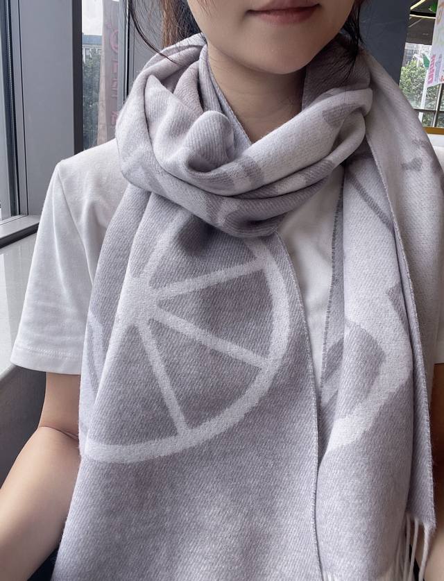 Hermes 爱马仕羊绒提花围巾，精致的温柔配色，超级迷恋气质低调恬静又不失优雅 重点推荐高级舒适时髦气质，简约却又不简单，双面提花h家元素，超级安利大h这款触