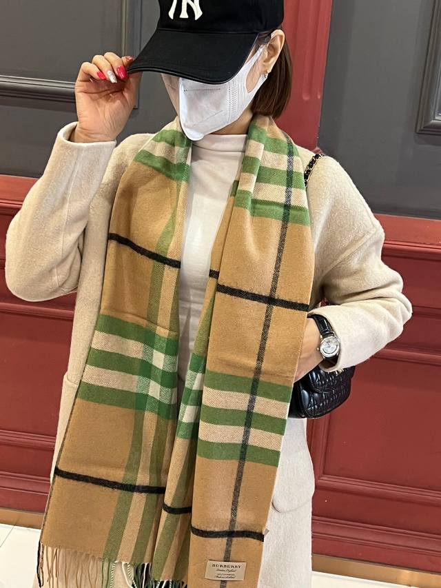 巴宝莉经典款 羊绒格 品质手感好到不行100%羊绒高尖端产物绝对令人尖叫的品质时尚大牌的顶尖设计款..经典格子搭配时尚拼色是此款令人尖叫的亮点秋冬必备的高端精品
