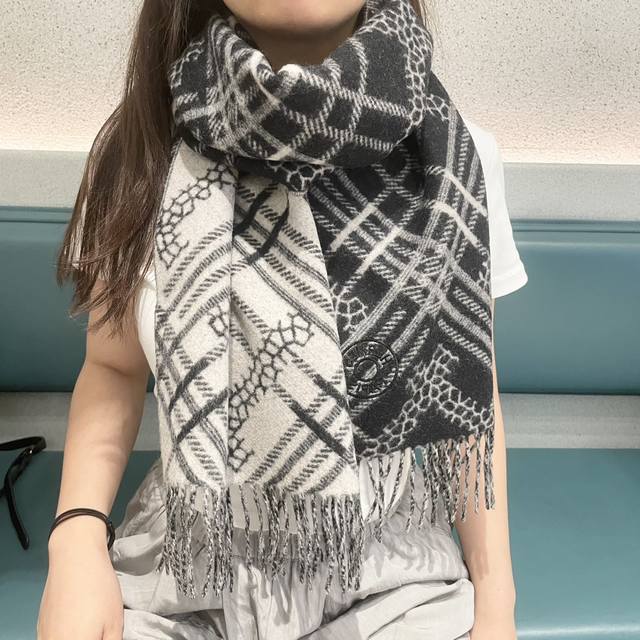 上新2024爱马仕男女款围巾且买且珍惜~都是出口订单所以比较难遇东西讲究少而精好看的一定要收这款h家女士围巾，款式很有女性魅力是男女款里非常classical的