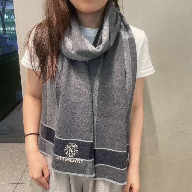 Vip推荐巴宝莉专柜最新款tb围巾 顶级羊绒围巾 爆款哦 实物真心美 针织围巾配以精美logo的刺绣整条围巾颜色的搭配都非常到位细节都可见整个披肩围巾给人大牌气