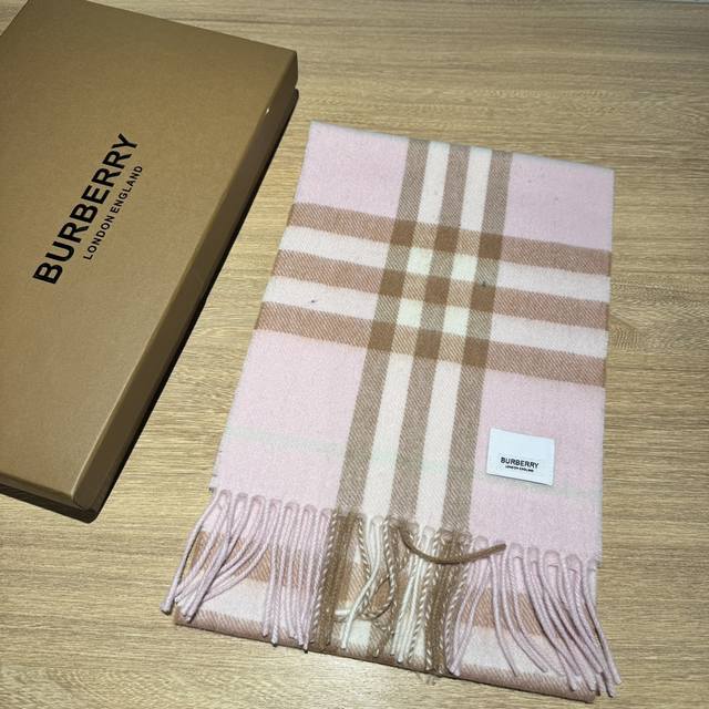 儿童款 Burberry。专柜经典款亲子款！巴家百年经典小格子！这个价格真的买的是赚到的了！不是市面上那些扎人的糙仿羊毛料！品质手感一流 实拍呈现 有实力不需要