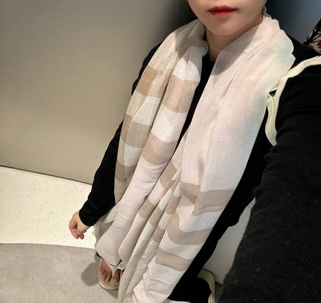 巴宝莉正装系列货 专供旗舰店的vip 顶级苏格兰进口山羊绒 无比的高贵优雅 知性的款式 简洁大气的设计 绝对的不是花里胡哨的款式 戒指绒产品可以说是围巾里面最高