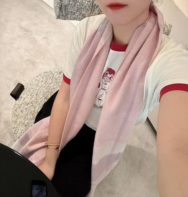 Dior 男女围巾 怒赞自留，难得的高端男款！家属福利！巴宝莉非常正的男士围巾~面料大爱，非常柔软细腻舒服，轻度水波纹！大气简约，超级好看的男神配色，任何男生都