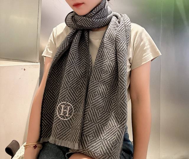 H家男女高端羊绒围巾！H经典刺绣皮标，象征品牌的悠久。超级显档次显品味，且非常显年轻！！太好看了！大爱！！！！超级暖糯高级！！！可正式，可随意，非常classi