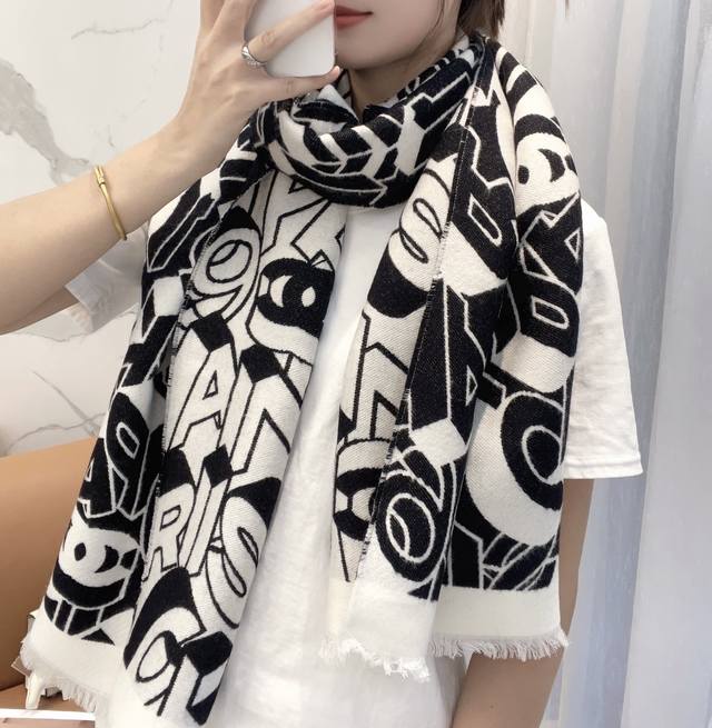 香奈儿 字母标志 激活整个衣柜的灵魂产物 属于每一位香girl的梦中情人， 风靡全球的爆款，欲罢不能的尤物， 香迷一直都在疯狂输出， 真的是务必要拥有！闭着眼睛