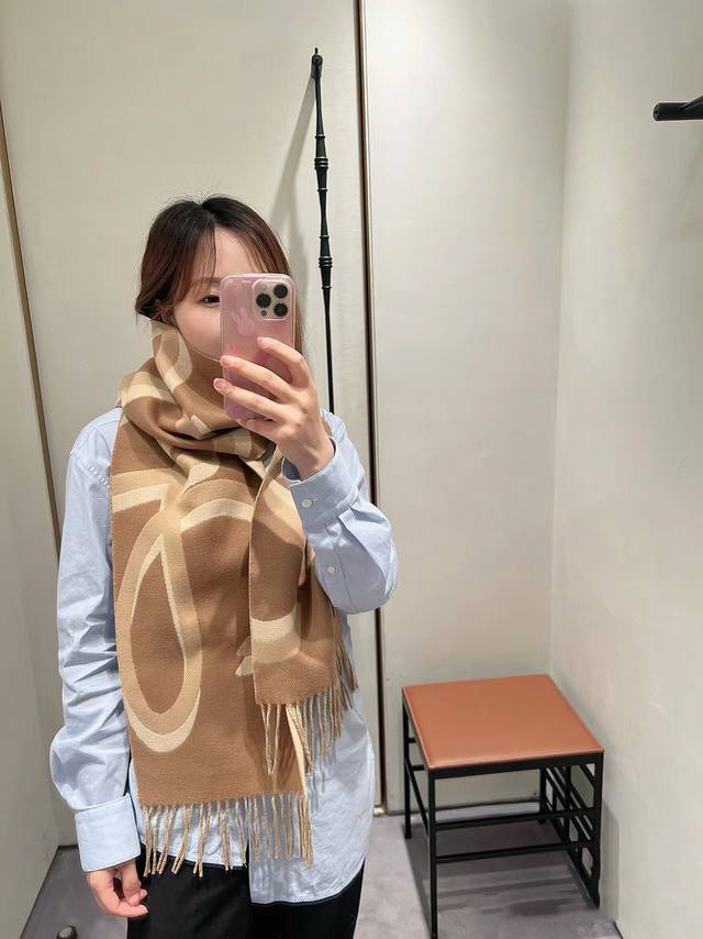 顶级原单中性款罗意威 Loewe徽标长巾 很幸運拿到這個品牌的東西，真的不多見，很少在國內做訂單，款式真的少的可怜羅意威作為西班牙的頂尖奢侈品牌，秉承傳統，技藝