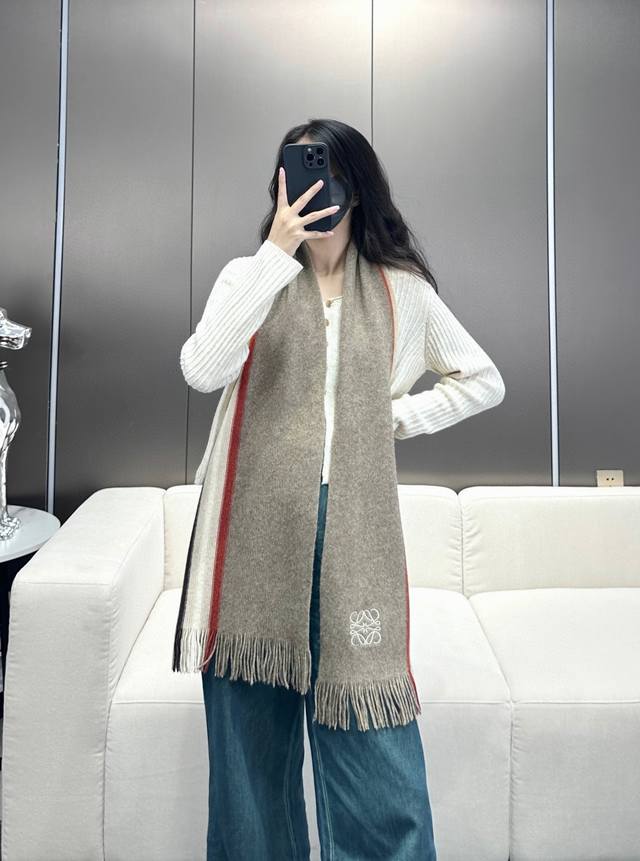 上新！2024年男女同款，百分百纯羊绒 Loewe 罗意微 同步专柜，高端羊绒针织围巾！ 可正式，可随意，非常classical的设计。这款织法比较难，又很费纱