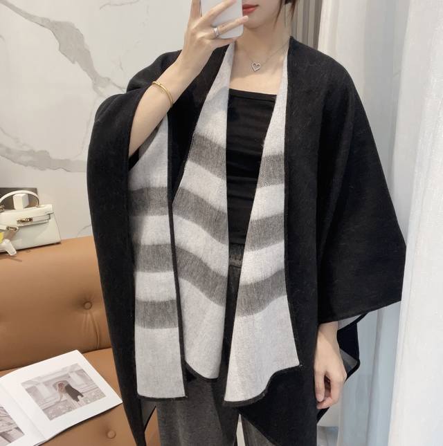 Burberry史上最牛掰的原单货，双面斗篷经典中的经典.介绍这款ab面效果很难织造预计专柜售价19980+.可以和羊绒大衣媲美的实用东西而且双面可以两穿.不买