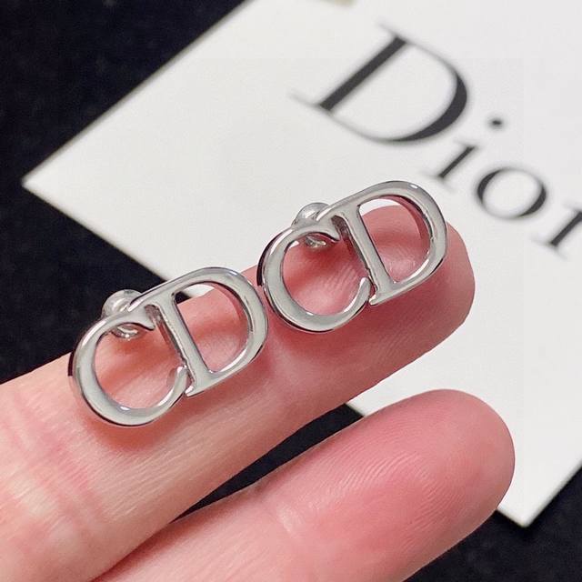 迪奥dior 经典款众多女神同款 Cd小耳钉 简约又大方 经典的cd耳环 彰显着特立独行的都市风尚，方寸之间，尽显别致与矜贵。原版黄铜925纯银针 材质 正品品