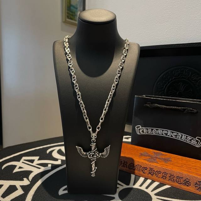 抖音 快手 Ins 小红书 直播热门 ，新款 专柜品质 Chrome Hearts克罗心复古字母项链 ，十字架翅膀吊坠，凹凸造型不同的花纹设计风格 呈现出与众不