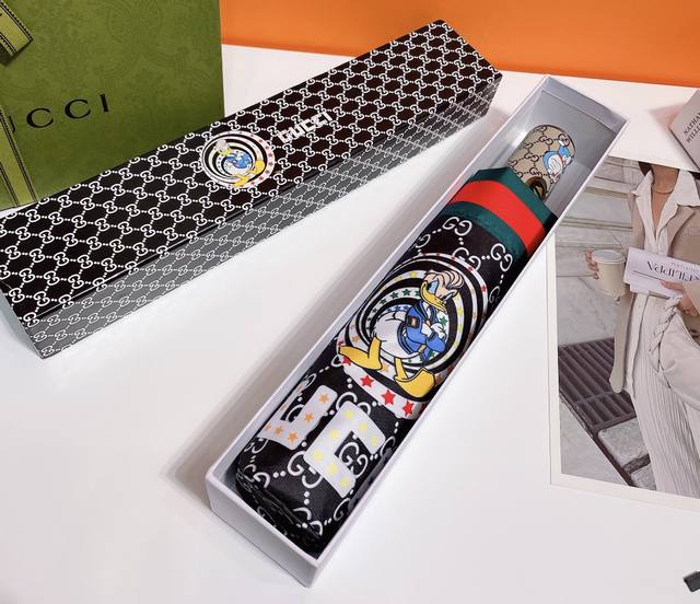 Gucci 古驰 唐老鸭 迪士尼合作款 在今年席卷整个时尚界 超方便一键开收 全铝伞架 一直以奢华以对时尚的独特设计而享有盛誉 大气而精致 新涂层技术伞布 带来
