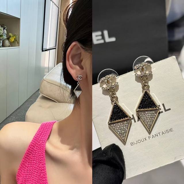 香奈儿chanel三角形耳钉，黄铜材质官网精选款独家高端品质实拍图代购级别做工精致细腻重工版本超级仙女唯美的一款做工超级细心无漏洞逛街 约会 上班都可以很好的搭