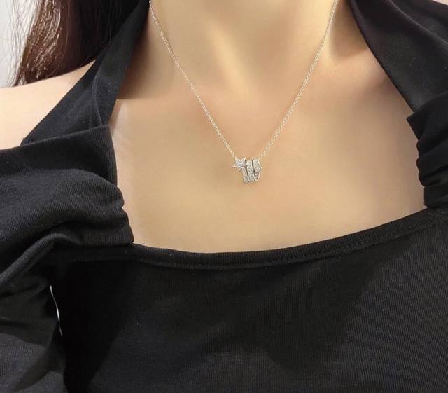 香奈儿彗星项链 用一枚首饰，珍藏无数珍美故事。浪漫点缀增添魅力，带您进入闪耀的瞬间。举手投足间，展现优雅气质，神秘而高贵，典雅且时尚。